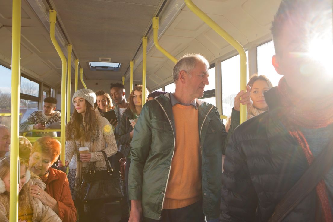 lidé v autobuse